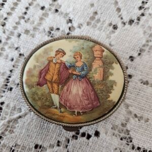 Vintage Style Compact with Romantic Scene
